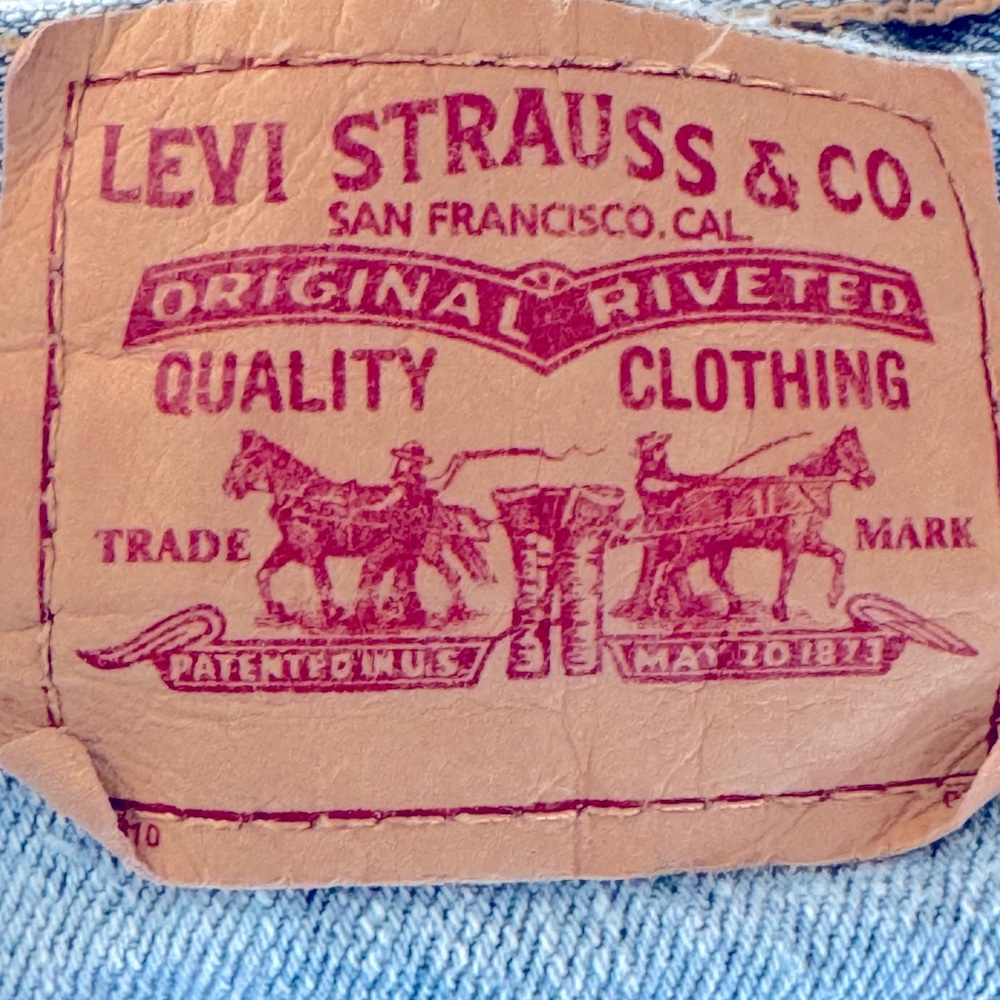 Levi's 550 Relaxed Blue Jean Shorts Frayed Hem Women’s 12 Cut offs - Picture 6 of 7